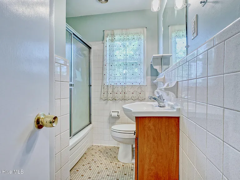665 Hughes Rd — Photo 23