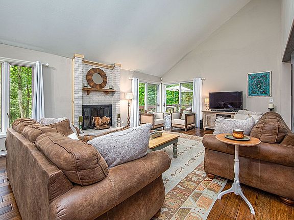 Large main-lvl living room