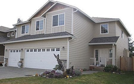 Large home, 3 bedrooms + xlarge bonus room, formal dining room, 3 car garage.