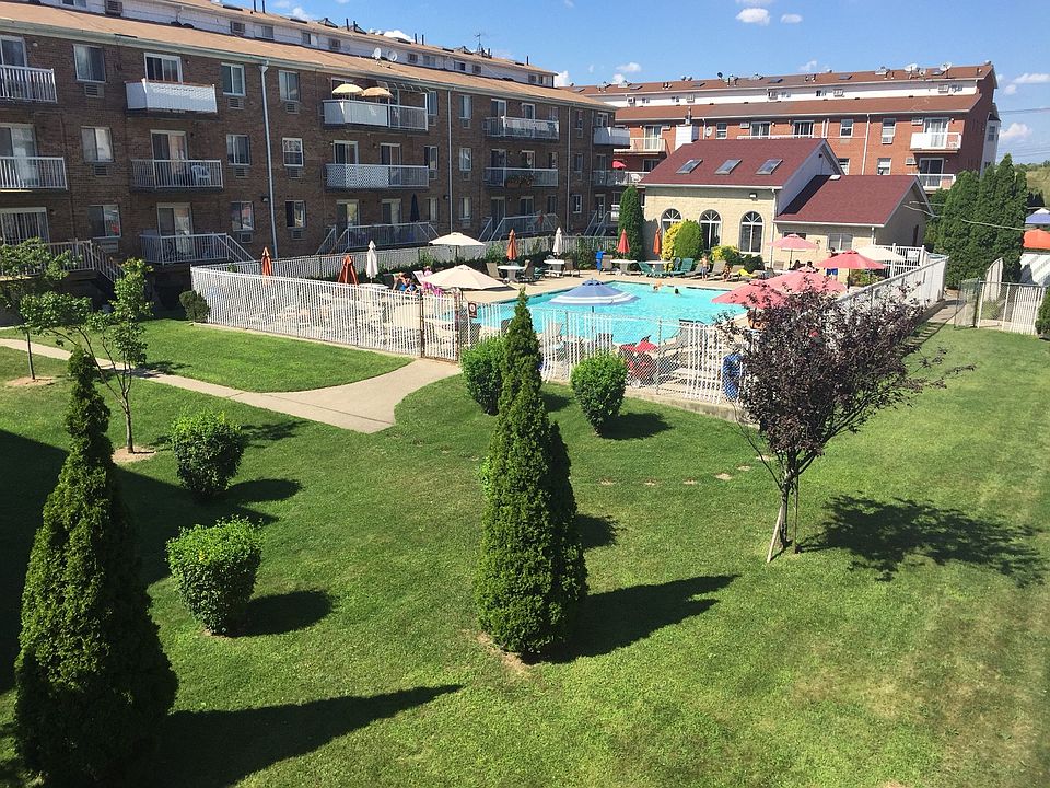 1st image of 5 Cove Ln #32