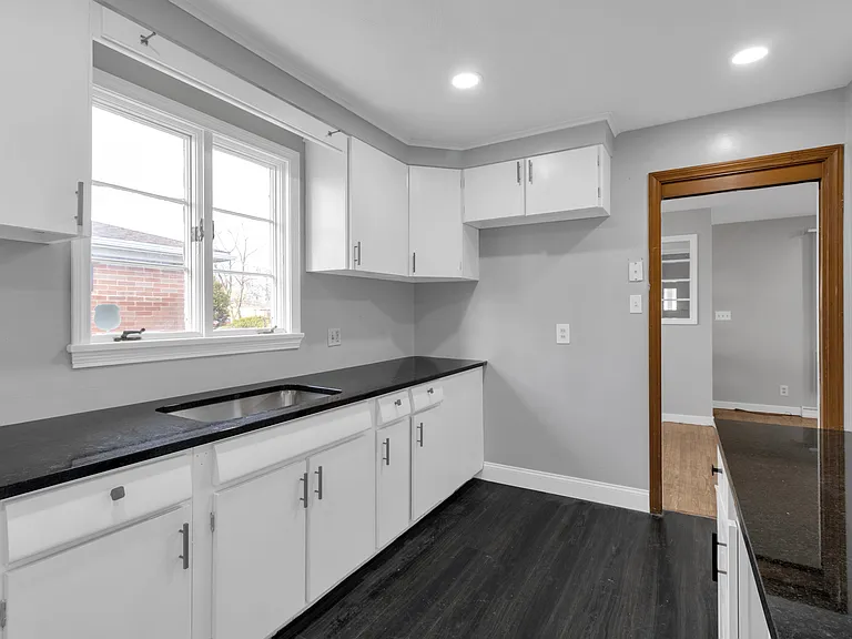 122 Alberta Dr — Photo 11