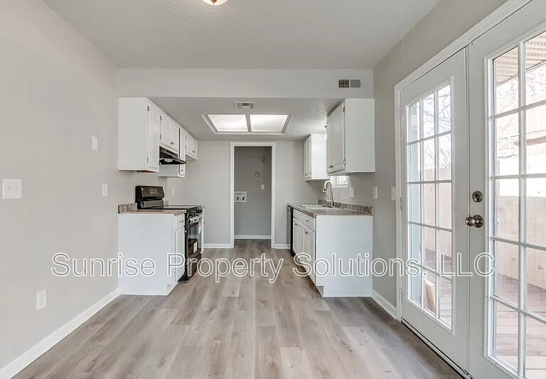 4713 Love Dr — Photo 10