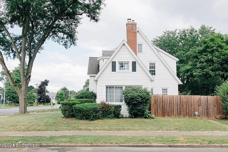 3rd image of 989 Washington Avenue