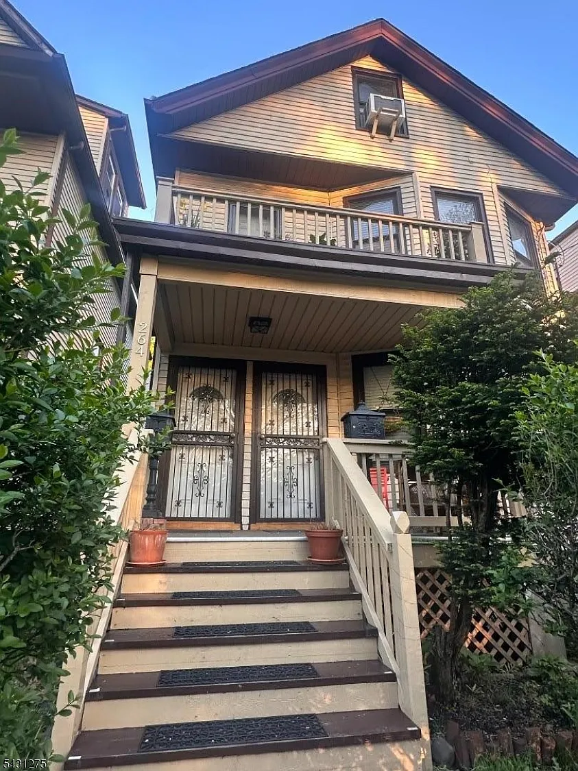 3 bed, 1.0 bath, $2,950 — Photo 1