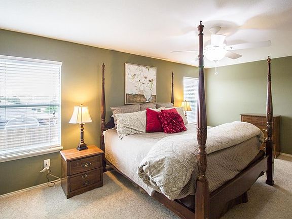4th image of 1301 Caroline Dr