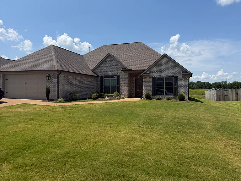 93 Garrison Dr — Photo 1