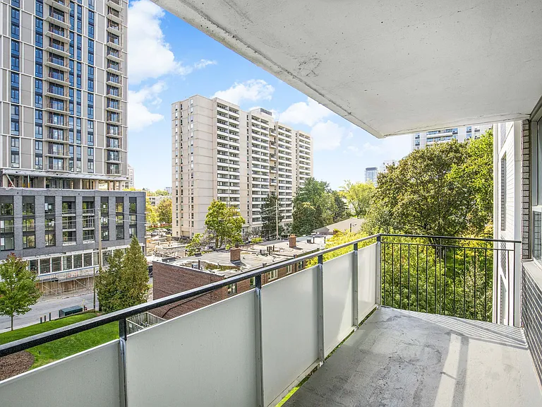 225 Davisville Ave — Photo 15