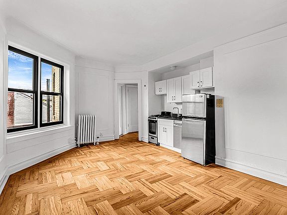 3rd image of 140 Waverly Pl APT 6B