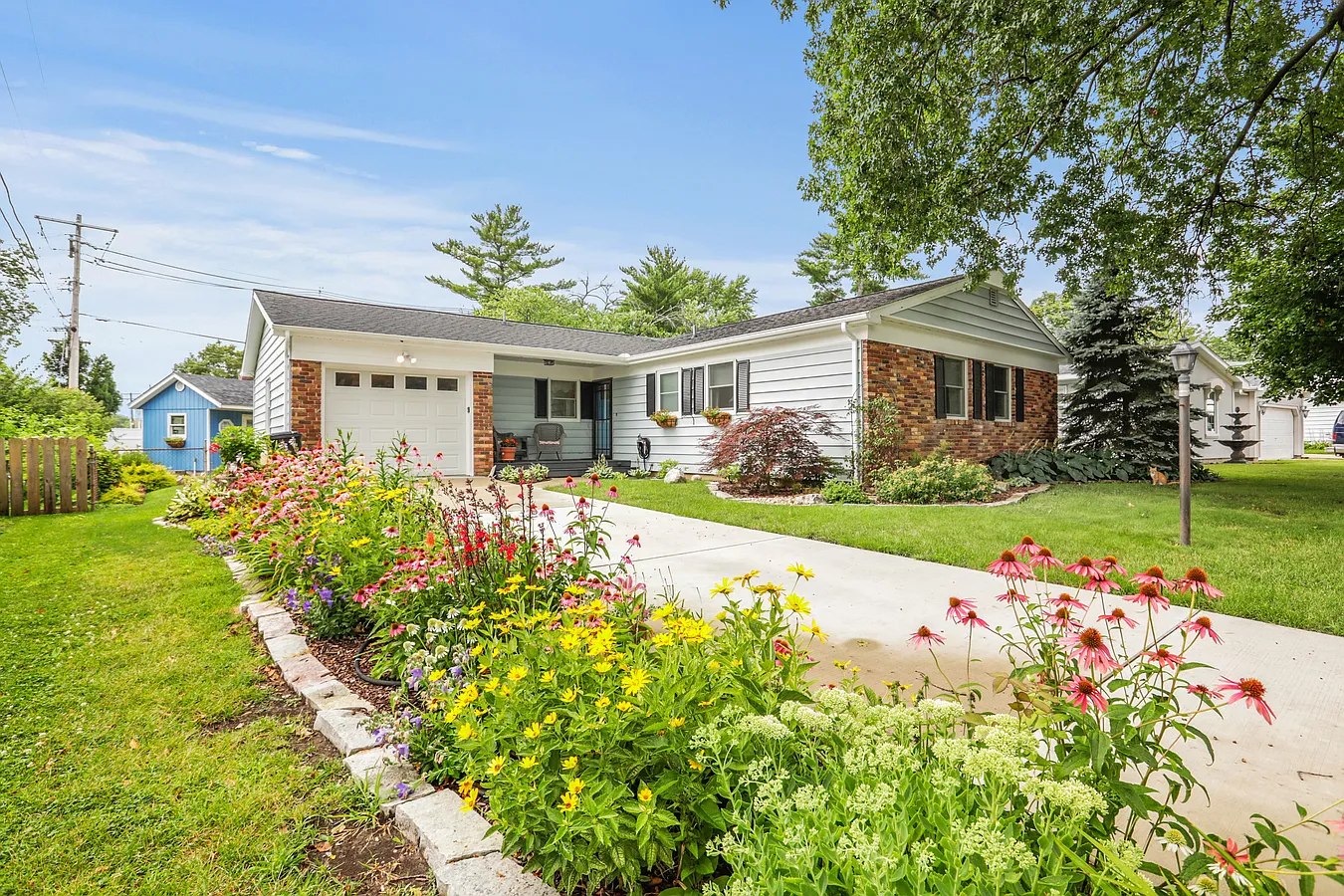 1103 Hollycrest Dr photo 1
