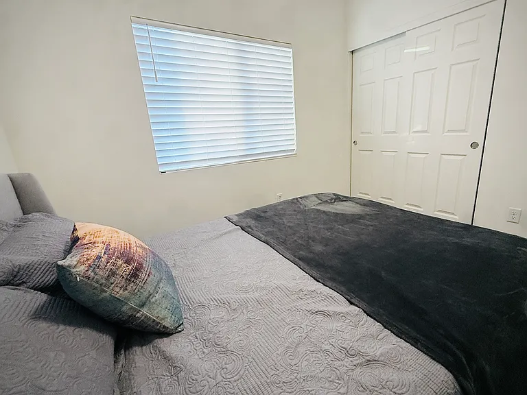 10x10 bedroom with new queen memory foam bed & plenty of closet spaces.