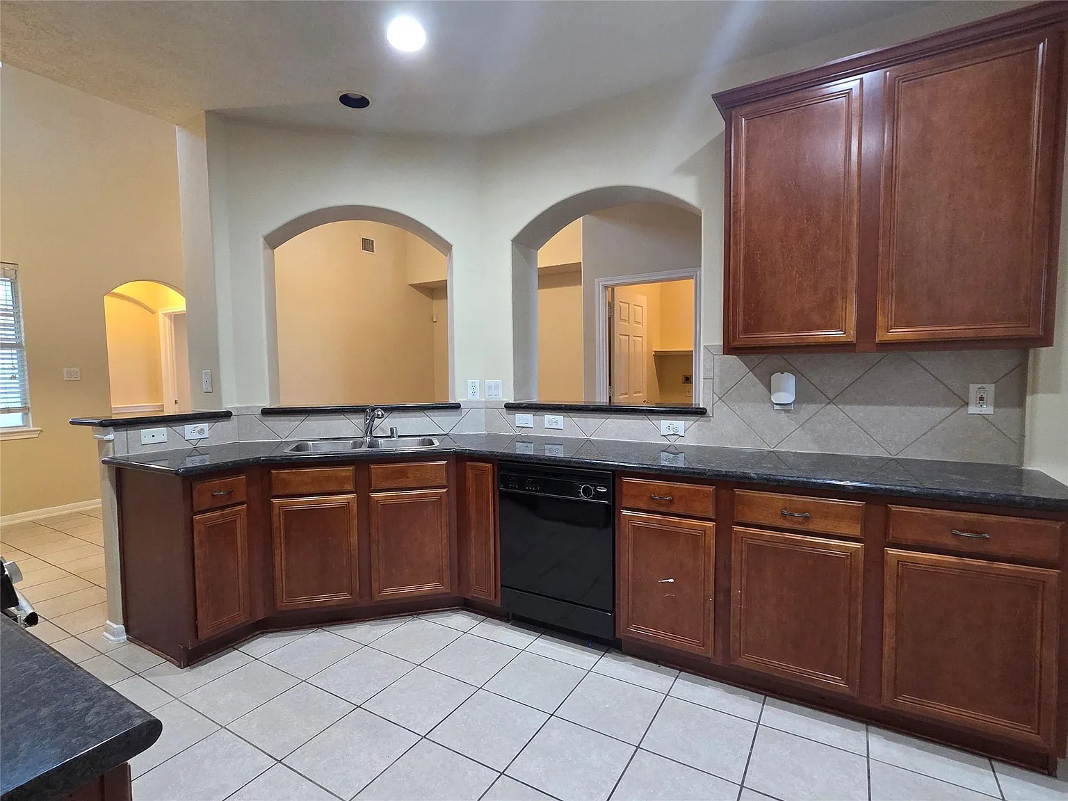 5 bed, 3.5 bath, 2572 sqft, $2,300 — Photo 3