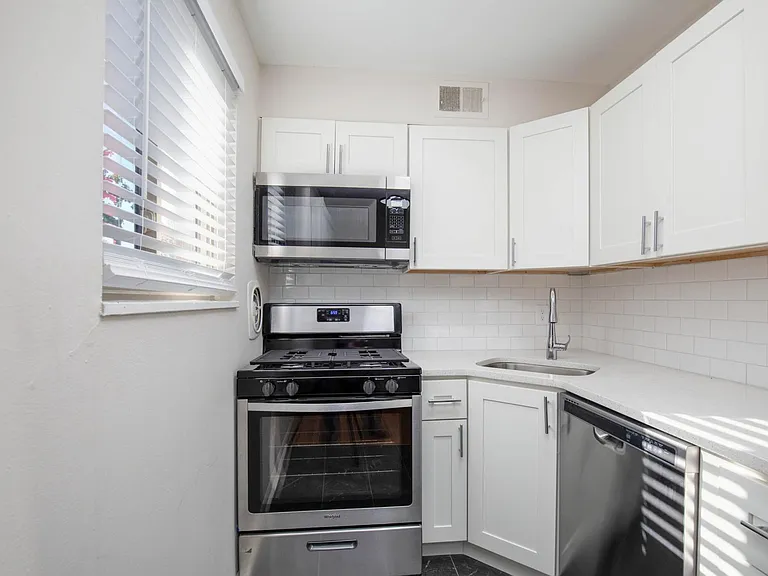 3219 Russell Blvd #10 — Photo 1