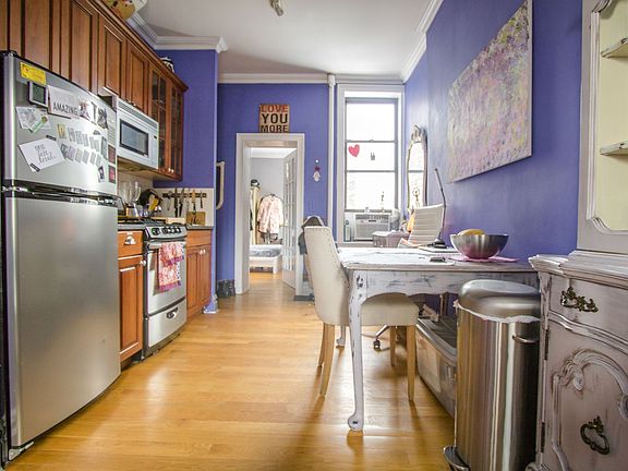 4th image of 411 E 6th St APT 6a