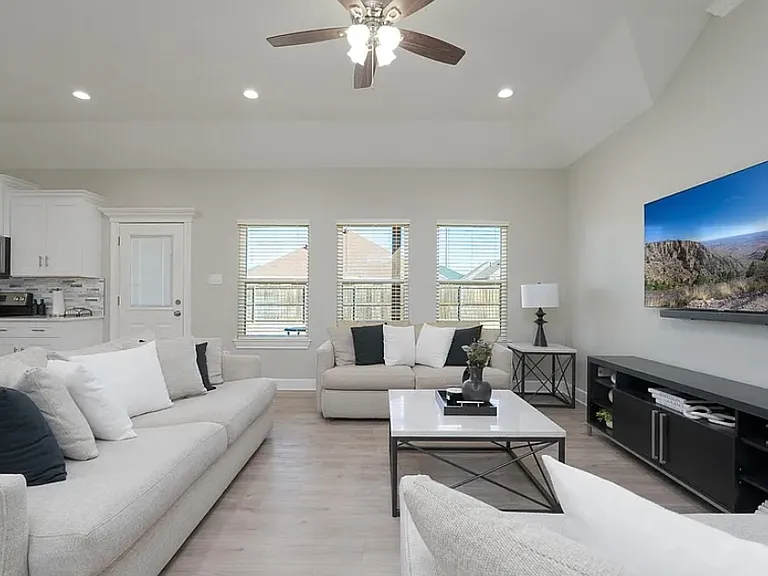 306 Evening Shade Ln — Photo 2