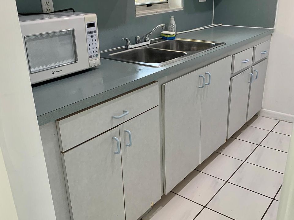 Full Kitchen, stove, and refrigerator