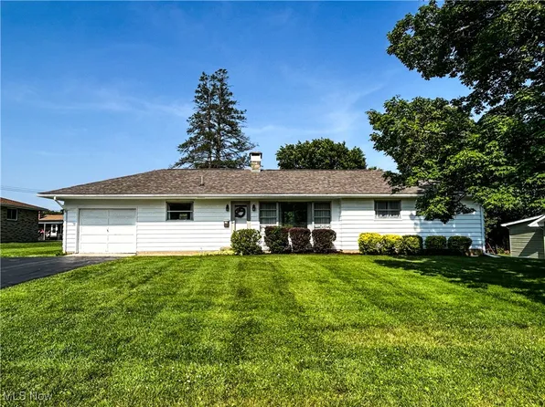 2858 Crestway Dr, Zanesville, OH 43701