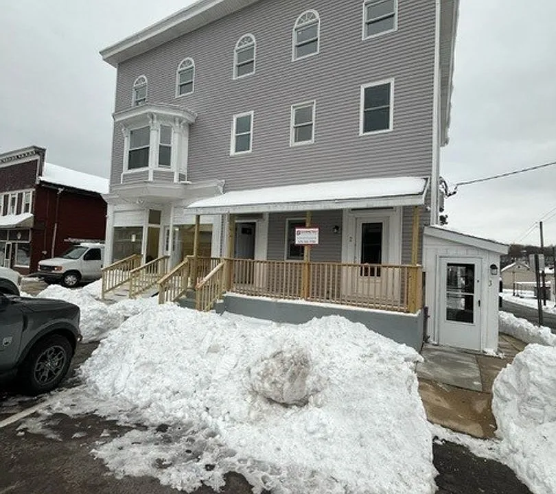 1 East Ludlow