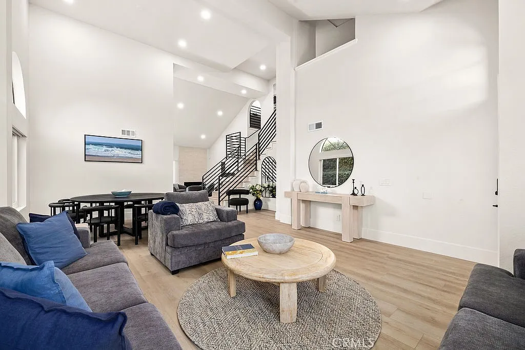 3 bed, 2.5 bath, 2218 sqft, $7,500 — Photo 4
