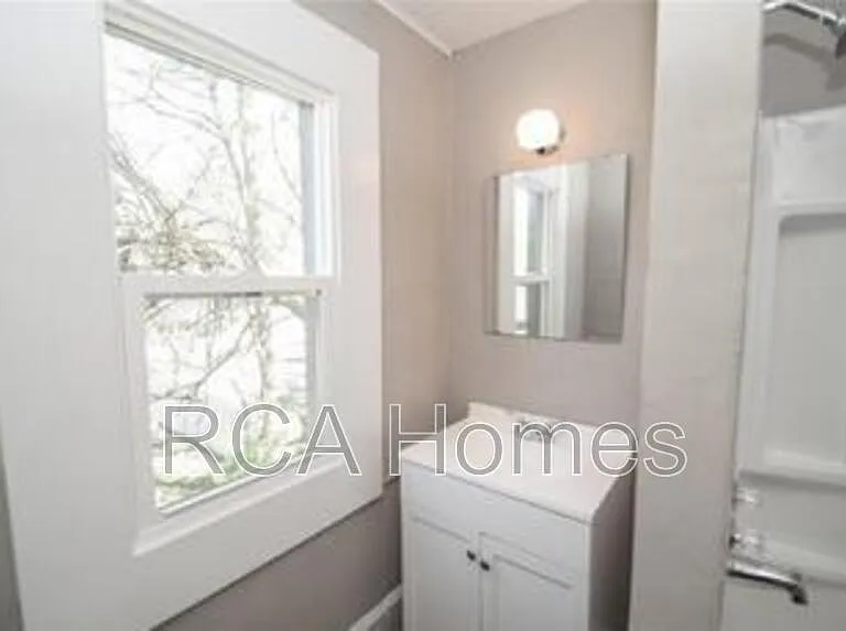 4118 E Washington St — Photo 8