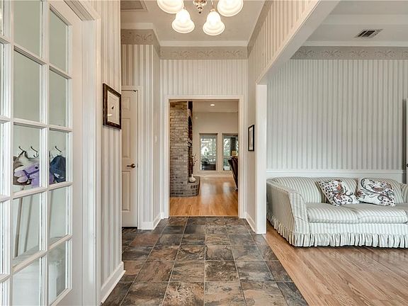 4th image of 424 Marseille Dr