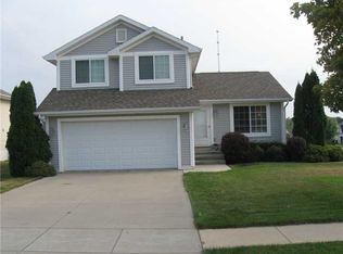 829 74th St NE, Cedar Rapids, IA 52402