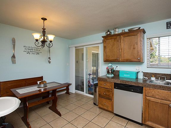 4th image of 1734 Manor Dr