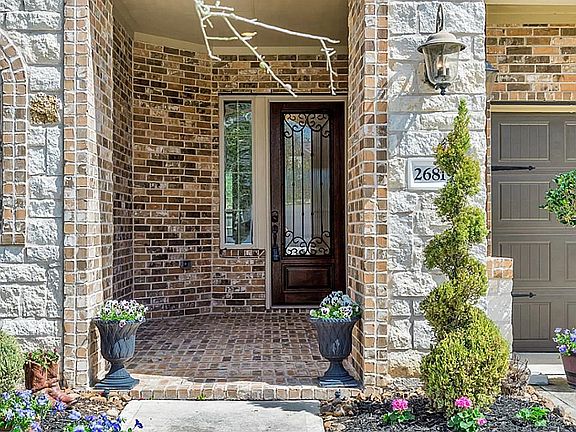 Covered front patio area