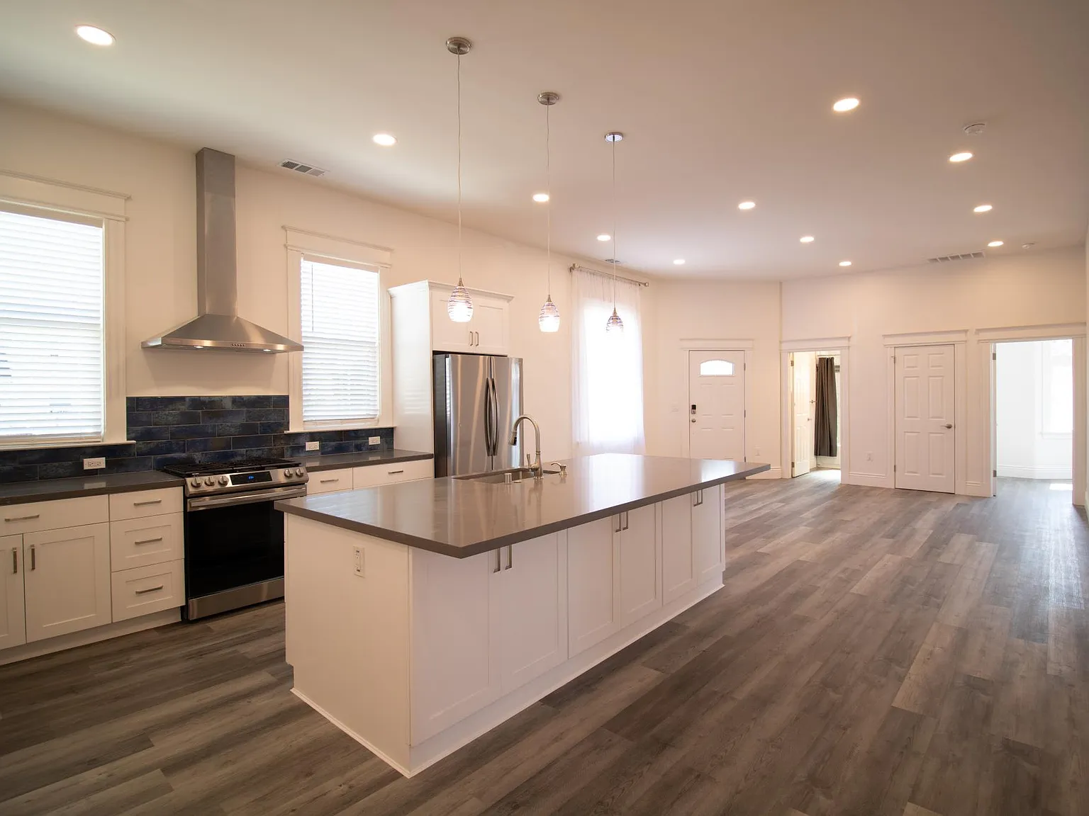 3 bed, 1404 sqft, $5,000 — Photo 2