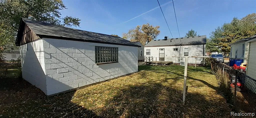 2 bed, 1.0 bath, 704 sqft, $1,120 — Photo 3