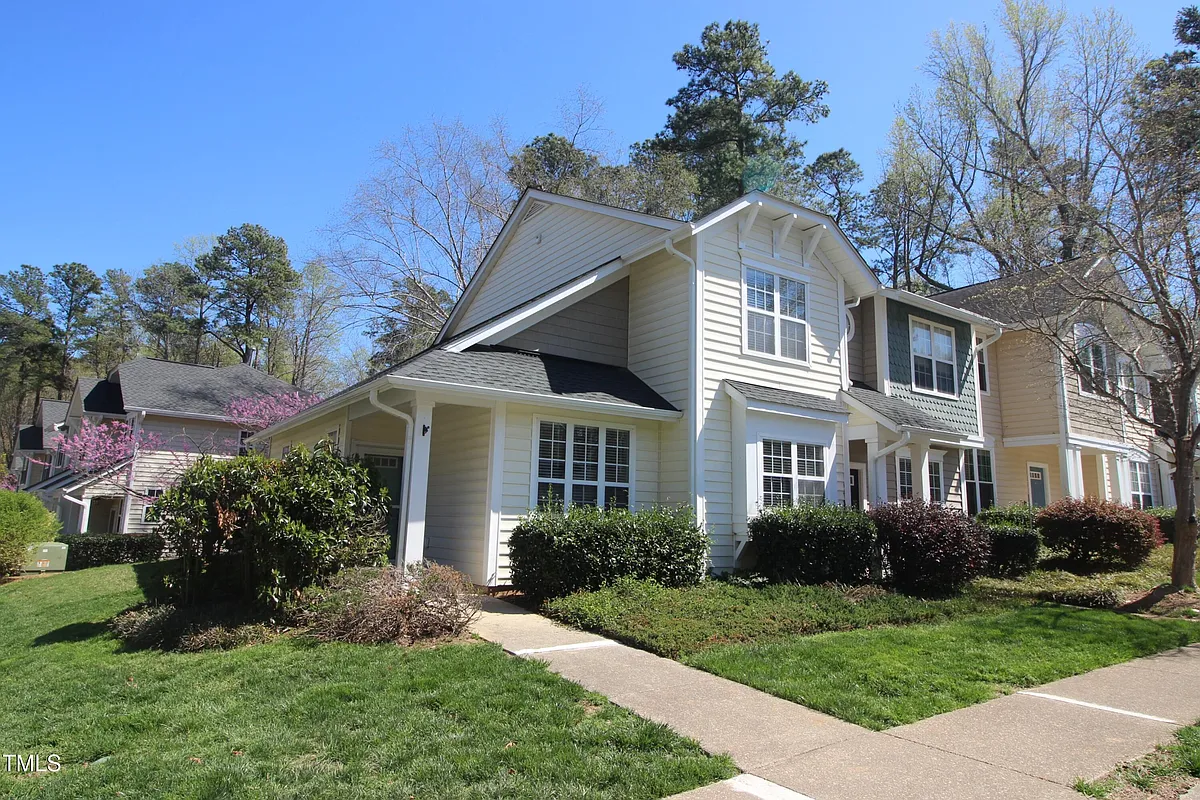 Building Photo - 2201 Valley Haven Dr
