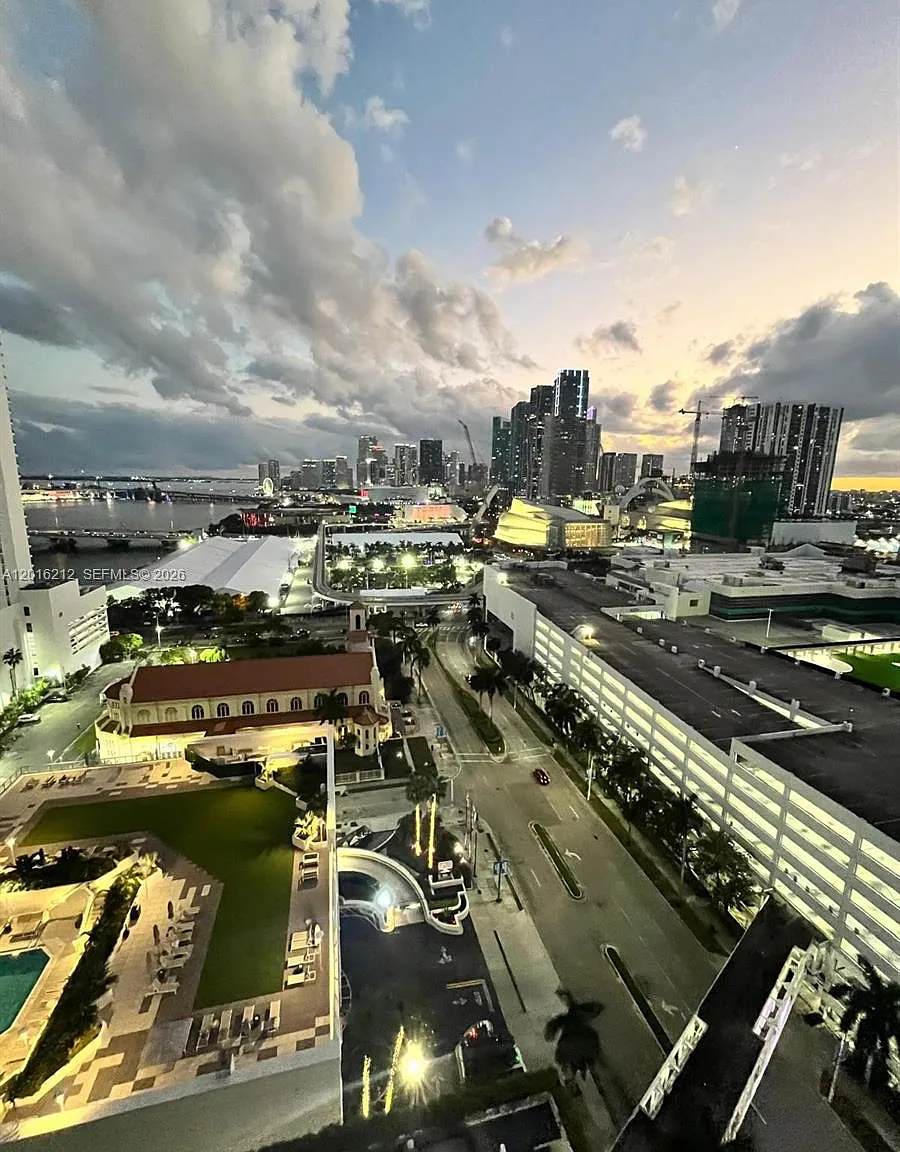 Venetia Condo — Photo 4
