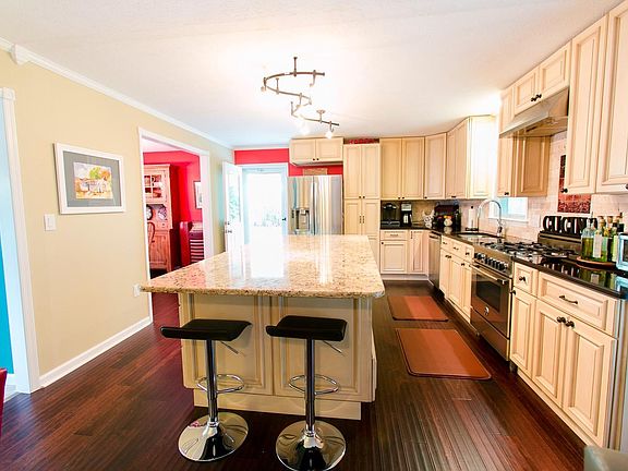 3rd image of 559 Tanglewood Dr