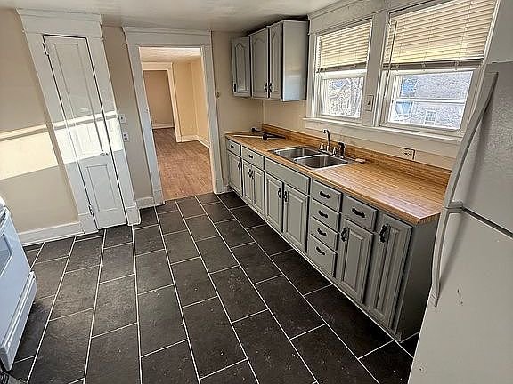 2nd image of 838-840 Woodbine Ave SE