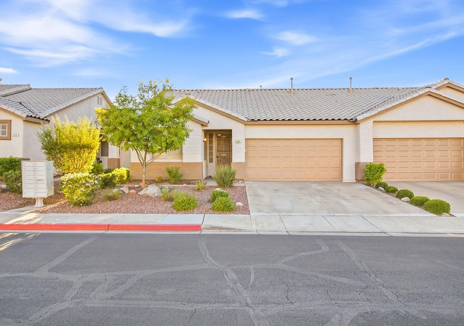 Spacious 2-Bedroom Henderson Home with Fireplace & Private Yard — Photo 2
