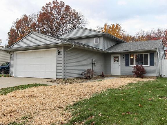 3rd image of 440 Carol Ln