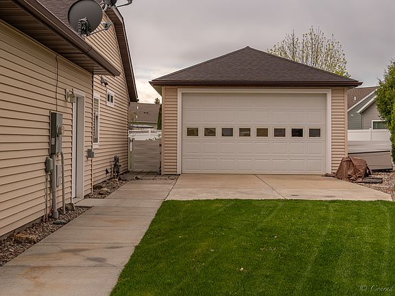 Detached heated shop w/loft