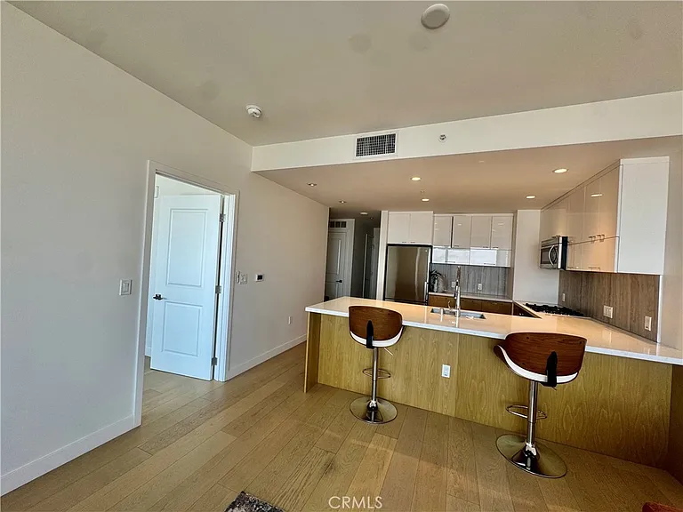 400 S Broadway Ave — Photo 6