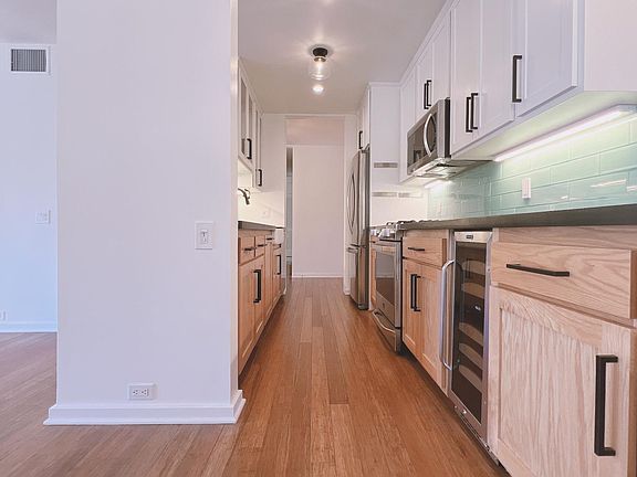 3rd image of 330 S Barrington Ave APT 211