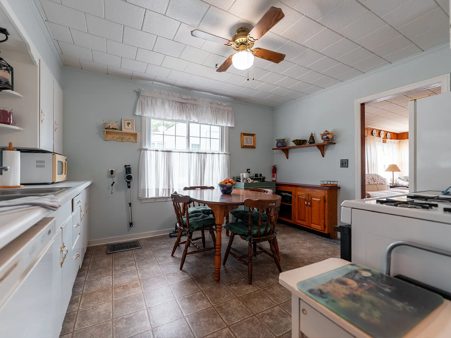 2 bed, $1,300 — Photo 4