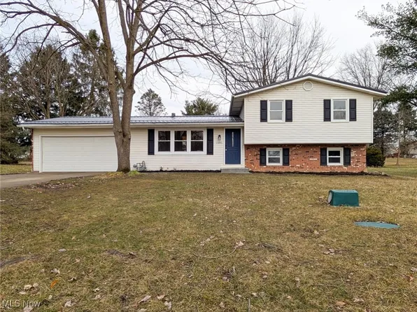 1091 Peony St NW, Hartville, OH 44632