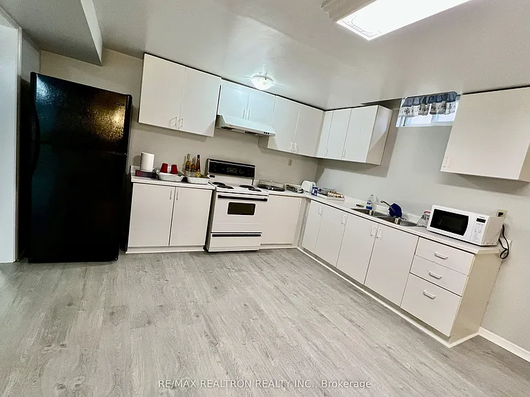 35 Soho Cres #BASEMENT — Photo 7