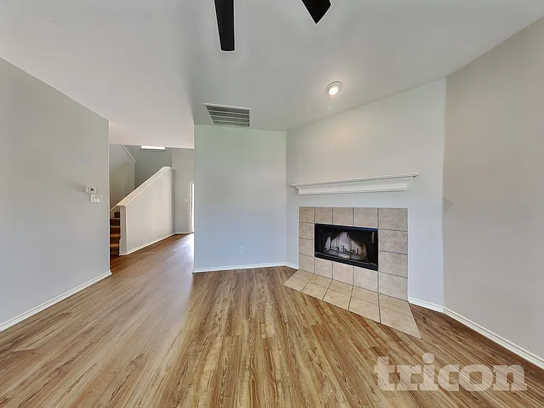 1525 Trent Dr — Photo 3