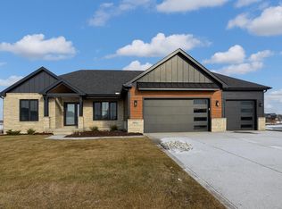 10102 Lakeview Dr, Saint John, IN 46373