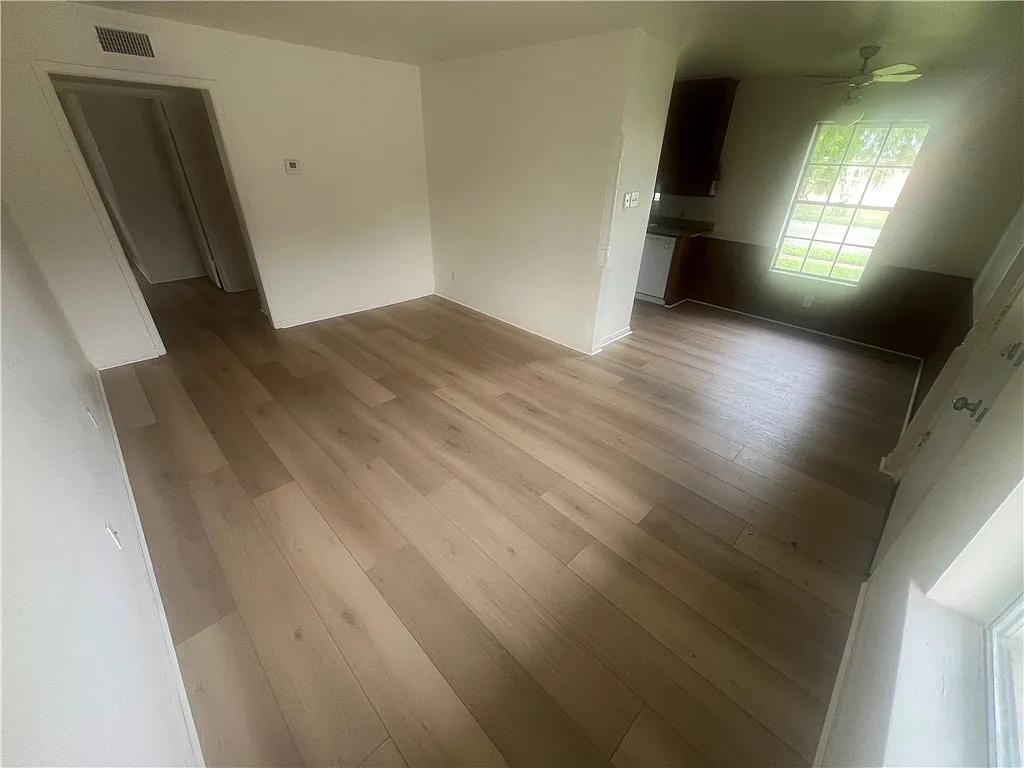 2 bed, 1.0 bath, 1746 sqft, $1,095 — Photo 2