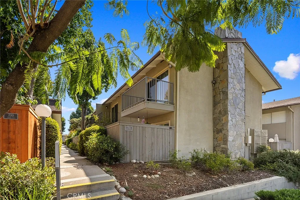 2 bed, 1.5 bath, 988 sqft, $3,950 — Photo 2