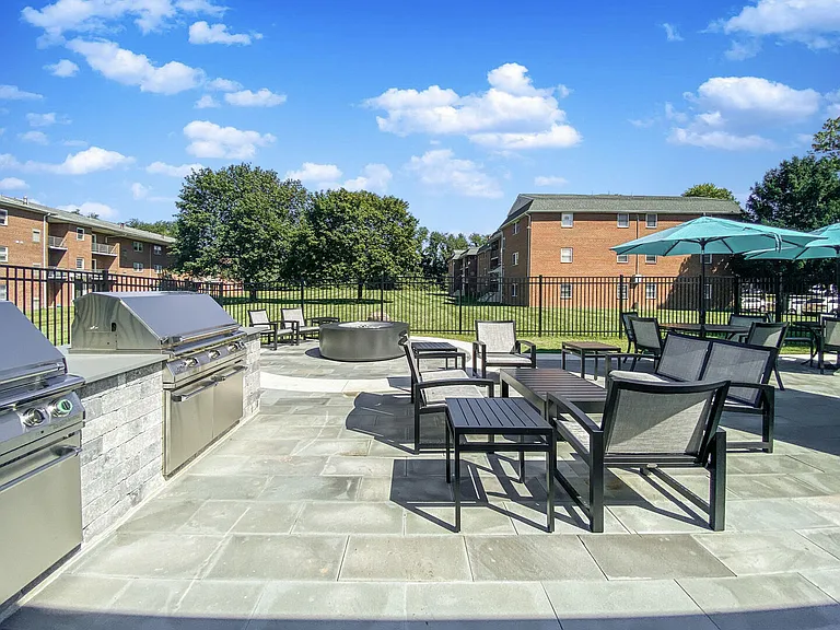 550 S Dupont Pkwy — Photo 37