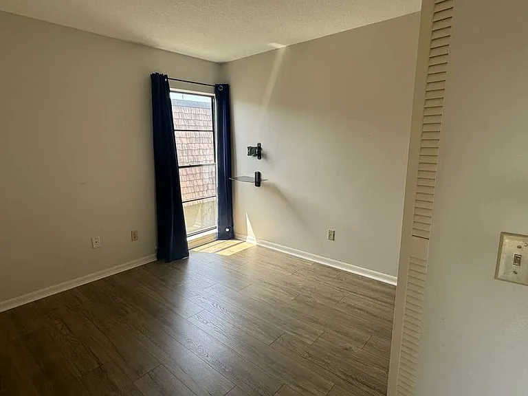 15233 W Pond Woods Dr #404 — Photo 11