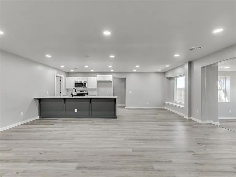 6917 Woodridge Ave — Photo 10
