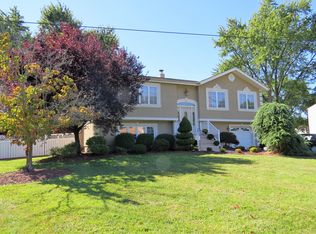 20 Fox Hill Rd, Fairfield, NJ 07004