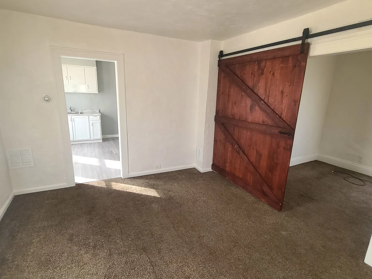 4 bed, 900 sqft, $1,050 — Photo 4